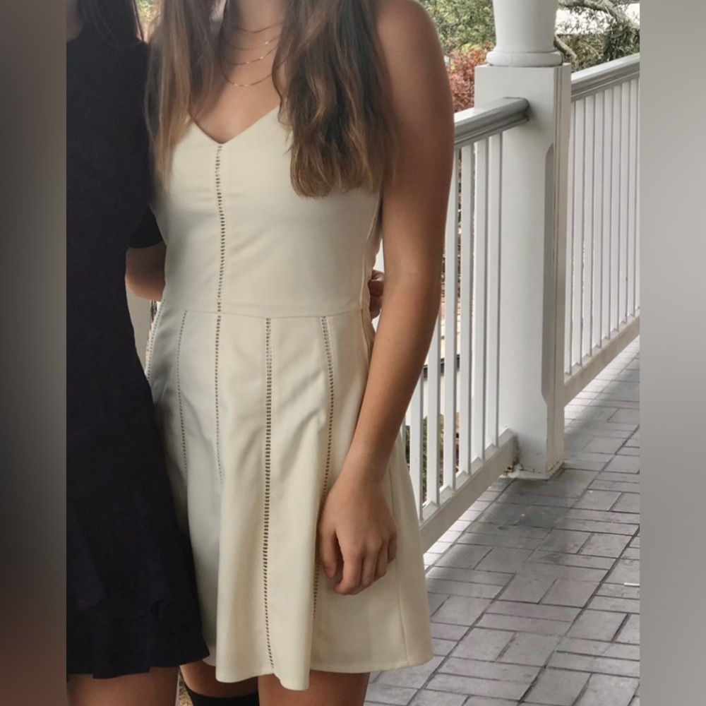 KARLIE | White v -neck dress with details